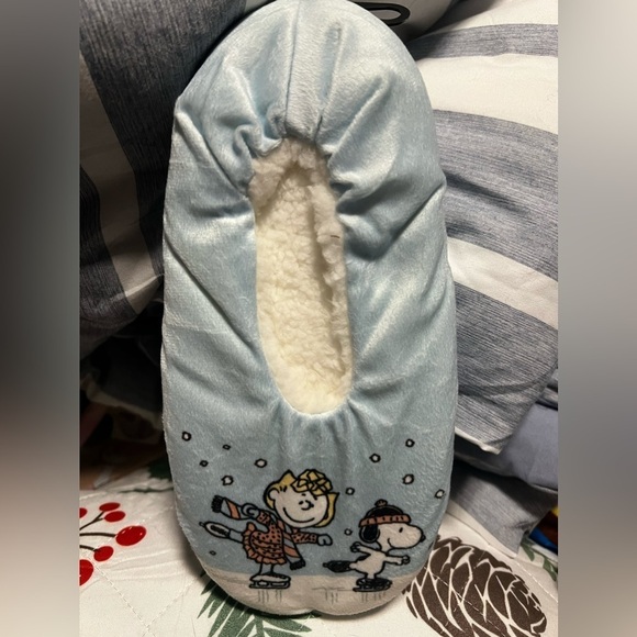 Peanuts Snuggle Toes Slippers NWT - Picture 1 of 3